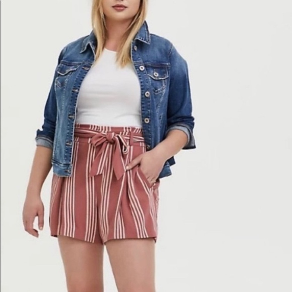 Torrid 5 Inch Crepe Mid Rise Tie Front Paperbag Shorts ; Size 12